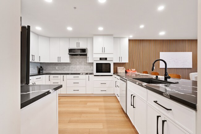 Foto del edificio - 2414 Front St