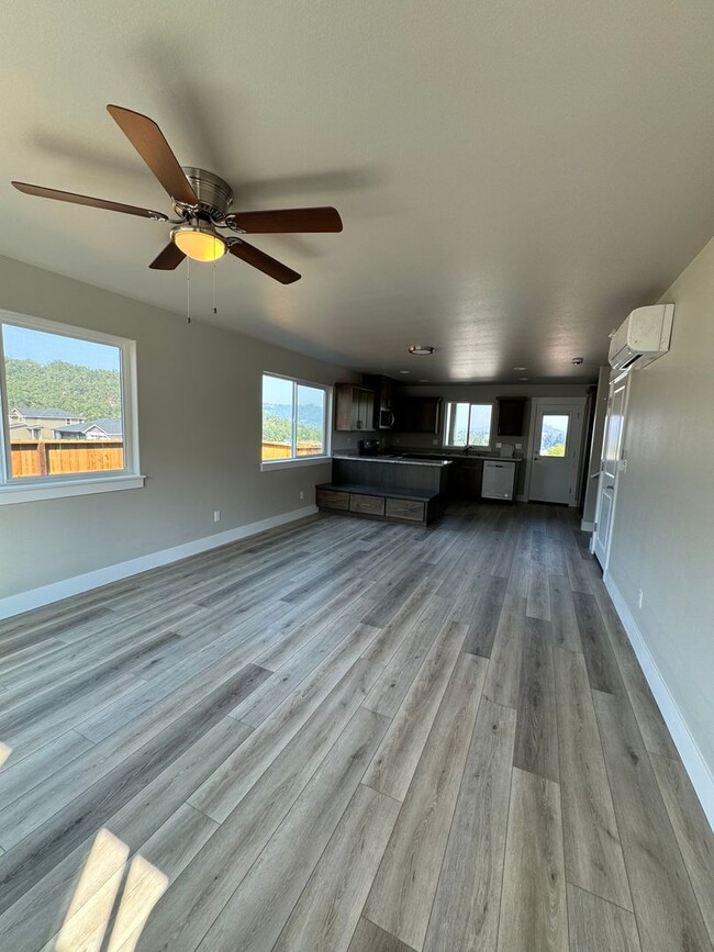 Building Photo - New 3 bedroom 2 1/2 bath home townhome on ...