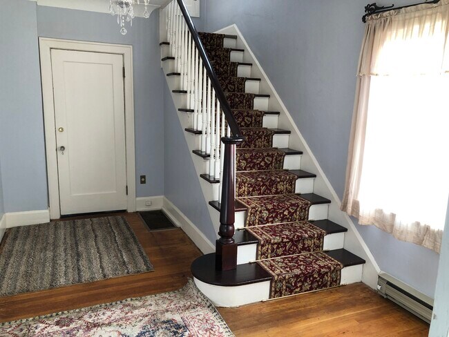 Escaleras principales - 207 S 16th Ave