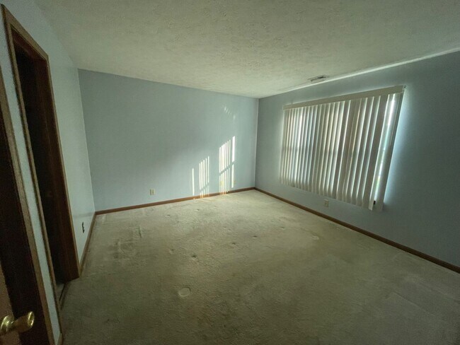Building Photo - 3 Bedroom House W/ Updates!
