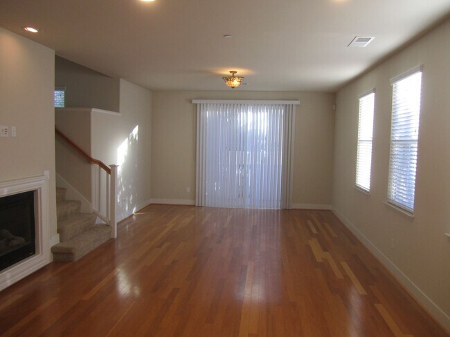 Foto del edificio - SPACIOUS 3 BEDROOM, 3.5 BATHROOM TOWNHOUSE...