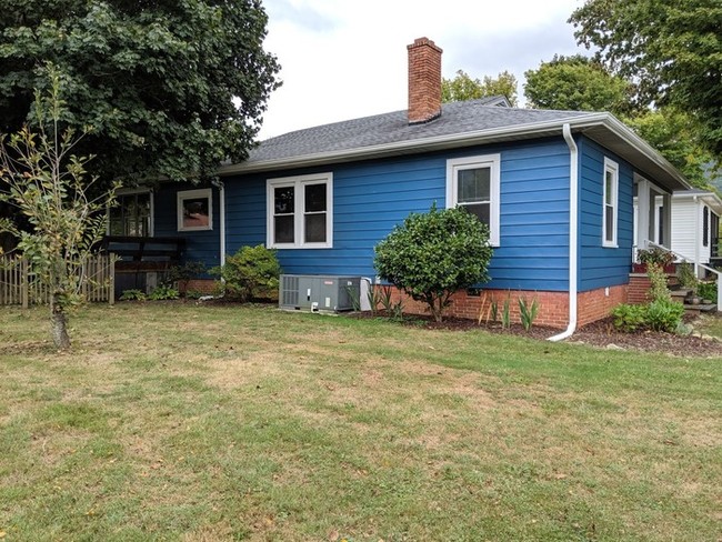 Building Photo - The Perfect Swannanoa Cottage!