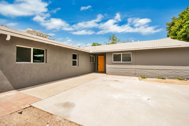 Building Photo - 6 Bed/3. 5 Bath with Pool