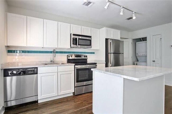 Building Photo - 1BD/1BA Condo on St Charles Ave with Gated...