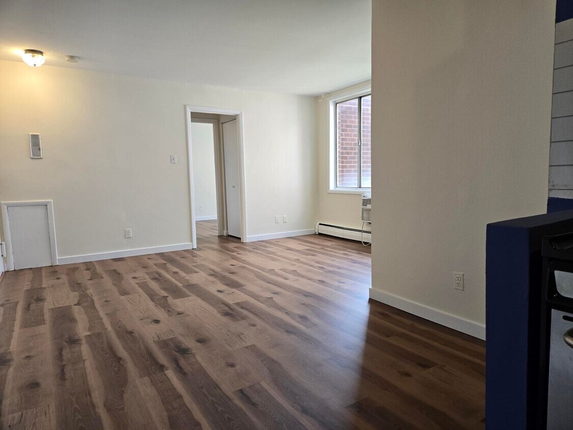 Foto principal - Cozy 1 Bed 1 Bath Condo With Parking In Br...
