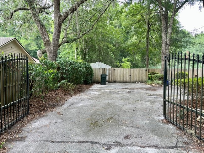 Building Photo - Charming 3-Bedroom Home on 2 Acres – Lands...