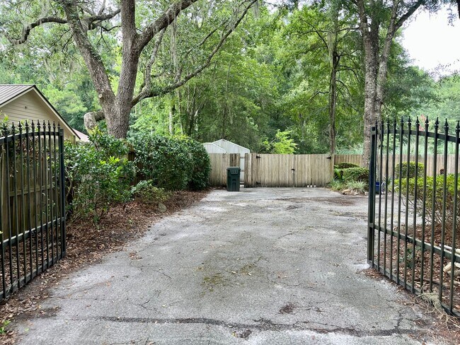 Foto del edificio - Charming 3-Bedroom Home on 2 Acres – Lands...