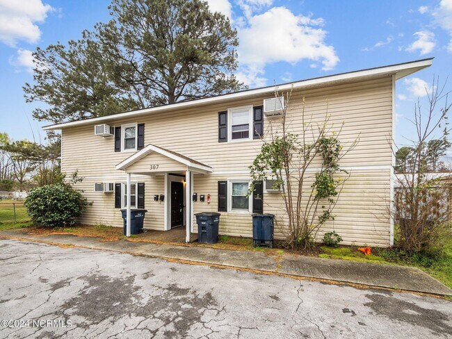 Building Photo - 307 Richlands Ave