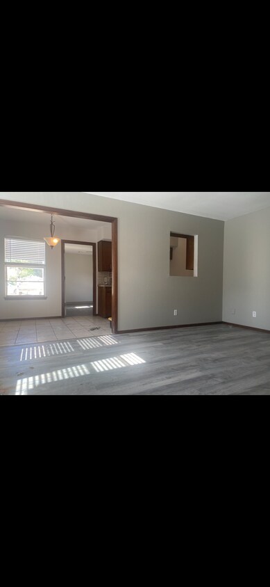 Building Photo - 2119 W Oak Ave