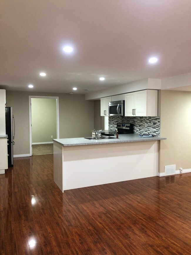 Building Photo - 1 Bed 1 Bath Unit in Edmonton, AB