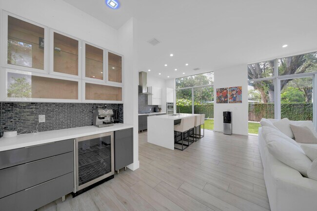 Foto del edificio - 5720 Coral Way