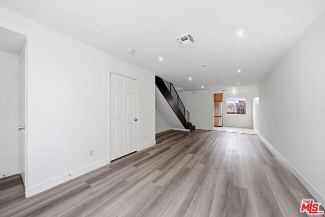 Foto del edificio - 6616 Sylmar Ave