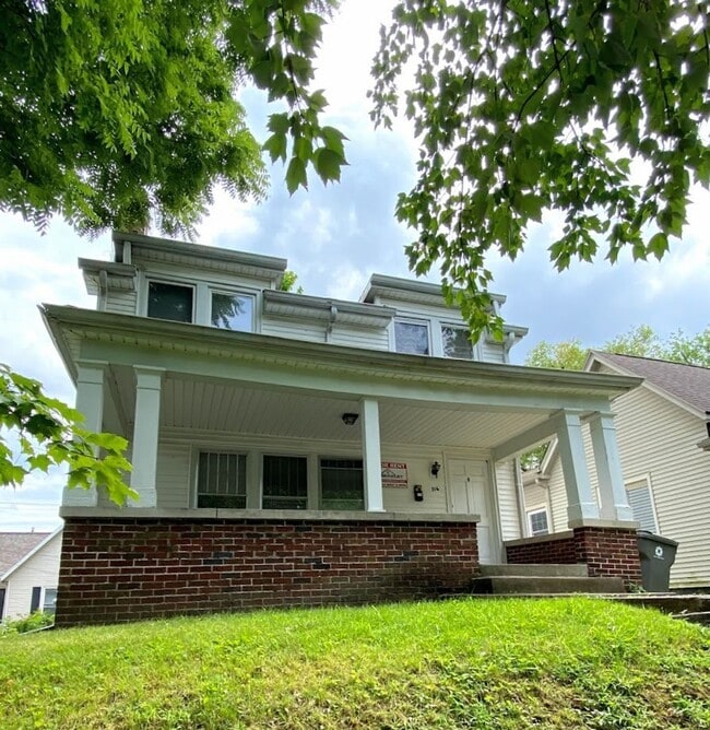 Building Photo - 316 E 7th St