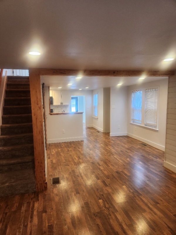 Building Photo - 948 W Main St