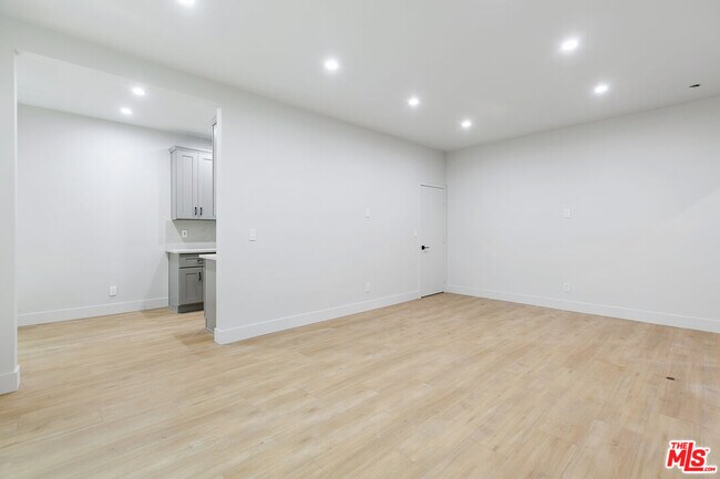 Foto del edificio - 7229 Willoughby Ave