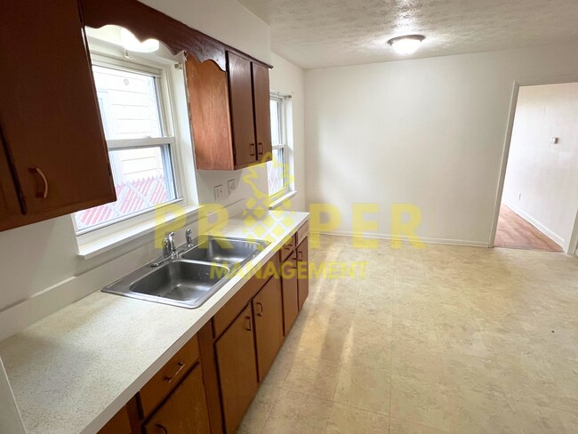 Building Photo - 2 bedrooms 1 bathroom house