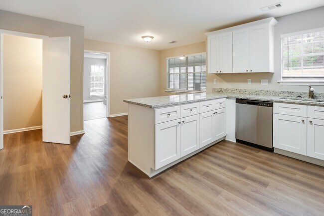 Building Photo - 450 Piney Way SW