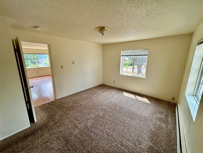 Foto del edificio - Freshly painted large home near Everett Mall AVAILABLE NOW