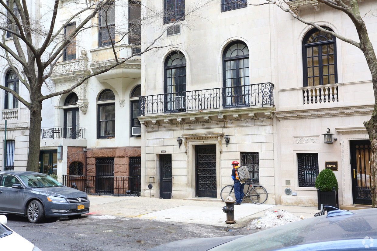 Building Photo - 9 E 74th St