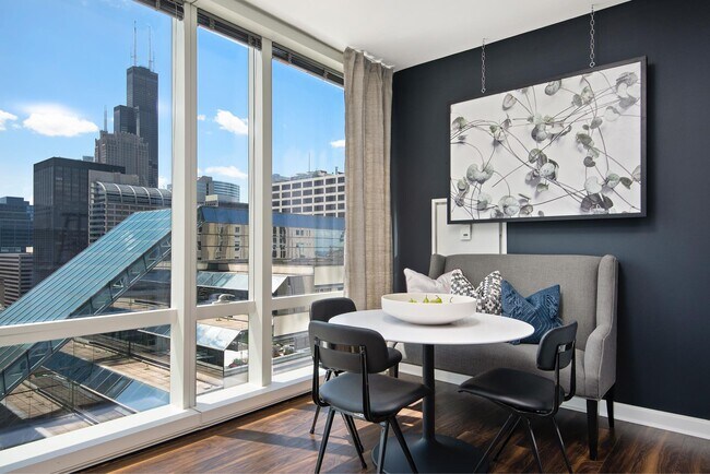 Foto del edificio - 150 W Lake St