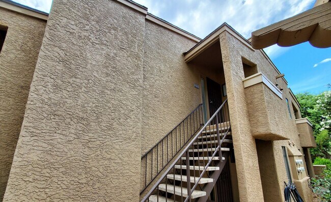 Building Photo - **MOVE IN SPECIAL***UPSTAIRS 2 BEDROOM CON...