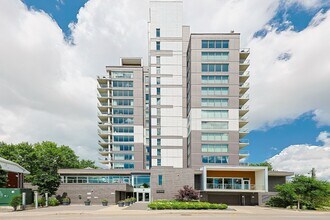 Building Photo - 9 Boul des Prairies