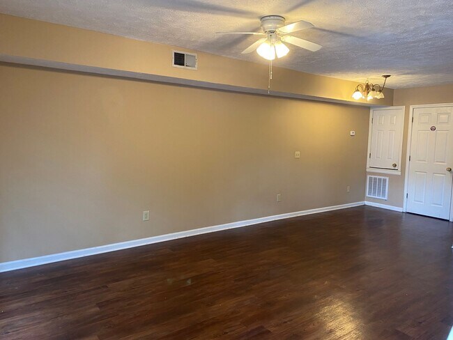 Foto del edificio - 2 Bed 1.5 Bath Townhouse