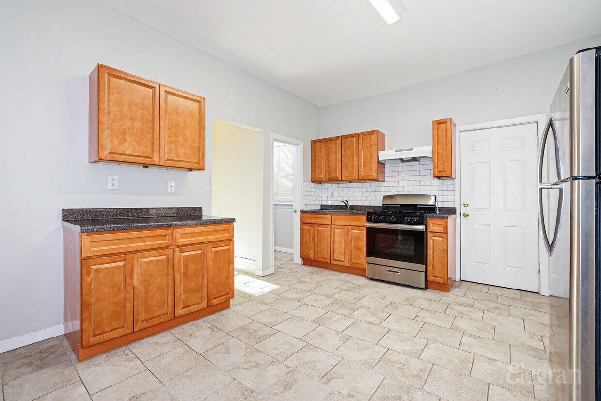 Primary Photo - 120 Claremont Ave