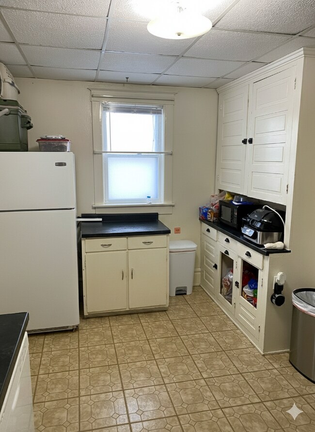 Foto del edificio - 3 bed 1 bath close to UWEC available June 1st!