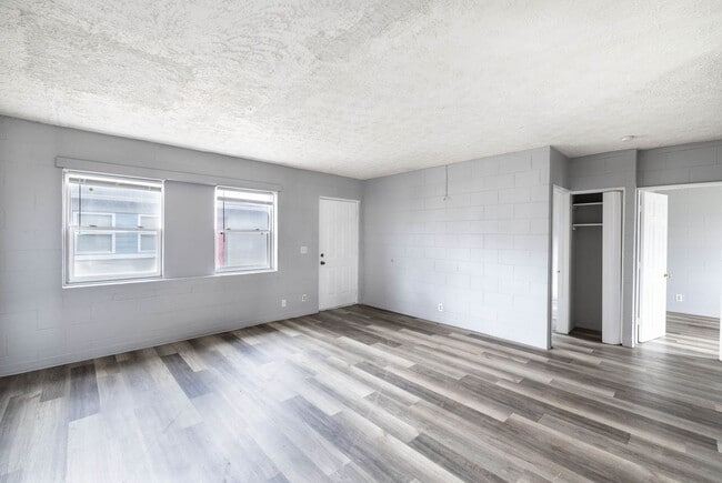 Building Photo - 2 Bed, 1 Bath %50 OFF FIRST MONTH'S RENT!