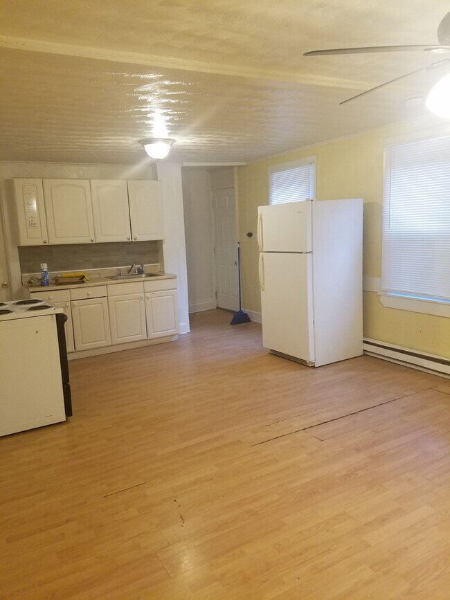 Living Room-Kithcen - 31 Shetucket Ave