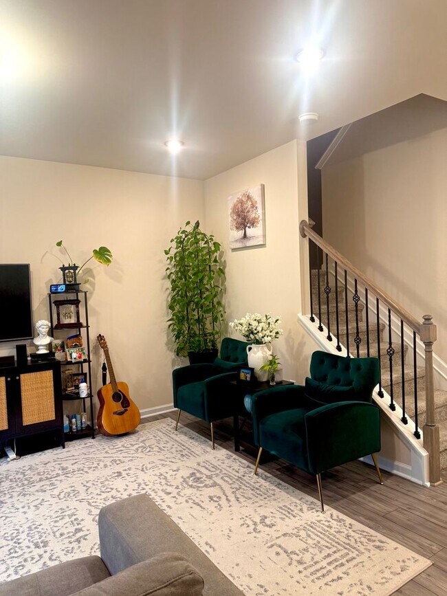 Building Photo - AVAILABLE 9/1 - Beautiful 3 bed/2.5 bath T...