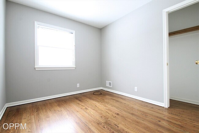 Foto del edificio - 3 br, 1.5 bath House - 8605 Pratt St