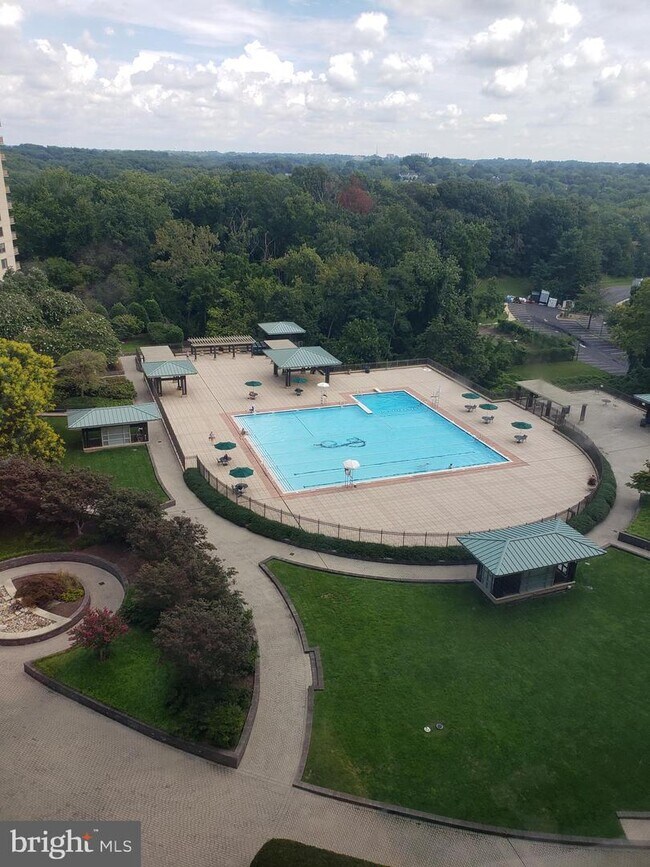 Foto del edificio - 5225 Pooks Hill Rd