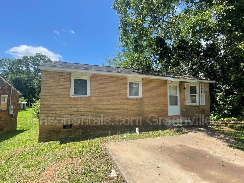 Foto principal - 695 Saxon Ave