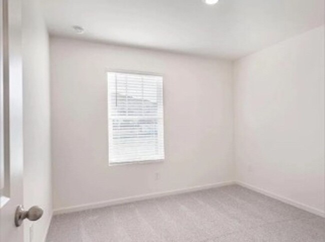 Foto del edificio - Room in 3 Bedroom Townhome at Coventry St