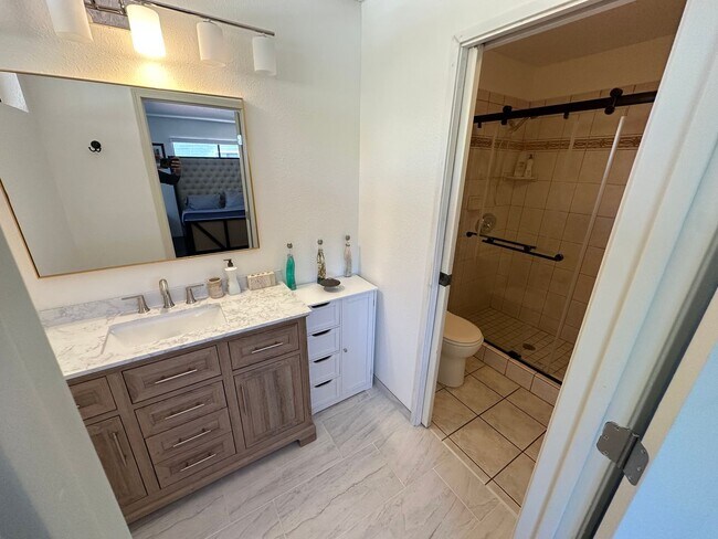 Building Photo - 42 Waikalani Pl