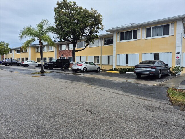 Foto del edificio - 5840 NE 22nd Way