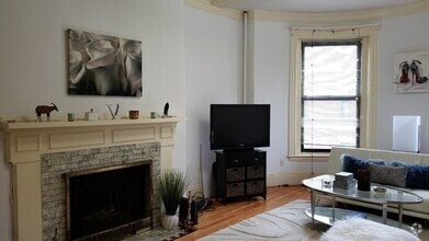 Building Photo - 924 Beacon St