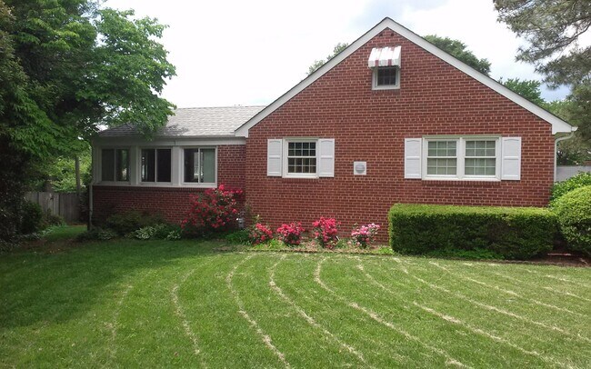 Building Photo - Classic 3 bedroom 1 bath brick ranch