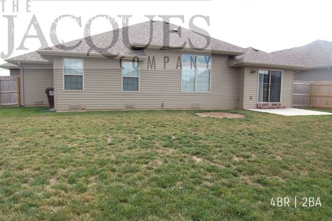 Building Photo - 4 Bedroom 2 Bath 3 Car Garage in Newer Sub...