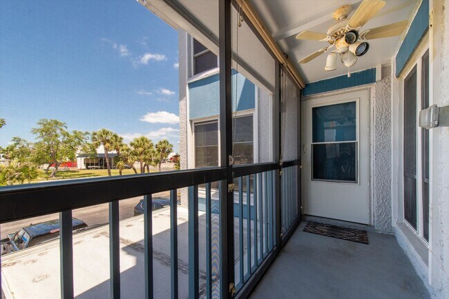 Foto del edificio - Gated Waterfront Community  1-Bedroom 1.5 ...