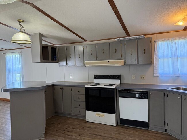 Foto del edificio - Charming Rural Home with Large Yard & Storage