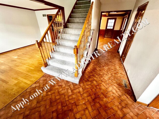 Foto del edificio - Beautiful 4 Bed/4 Bath Home in Overland Pa...