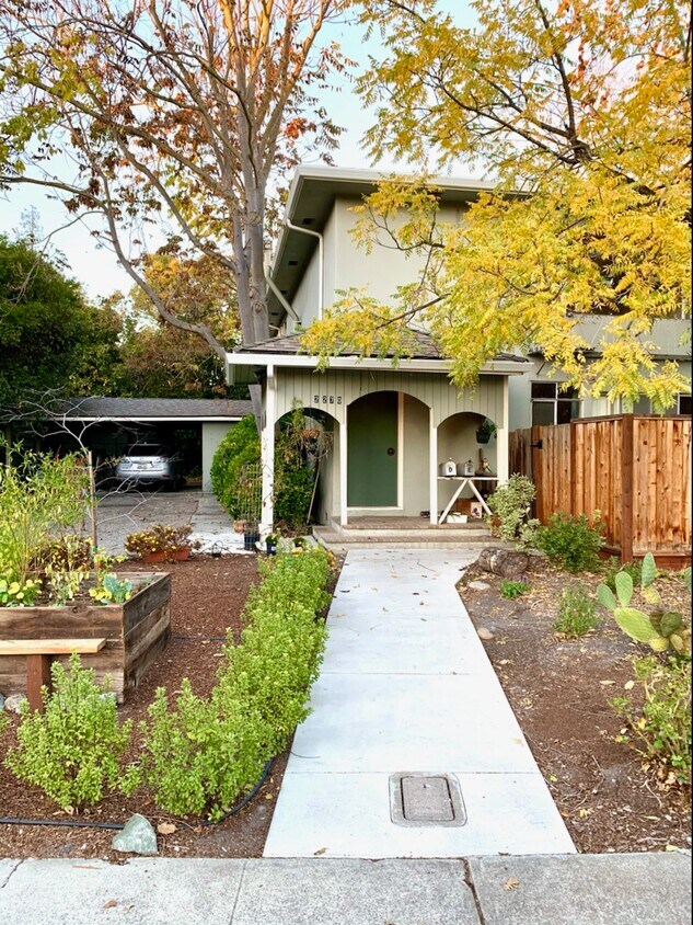 Foto principal - 2270 W Middlefield Rd