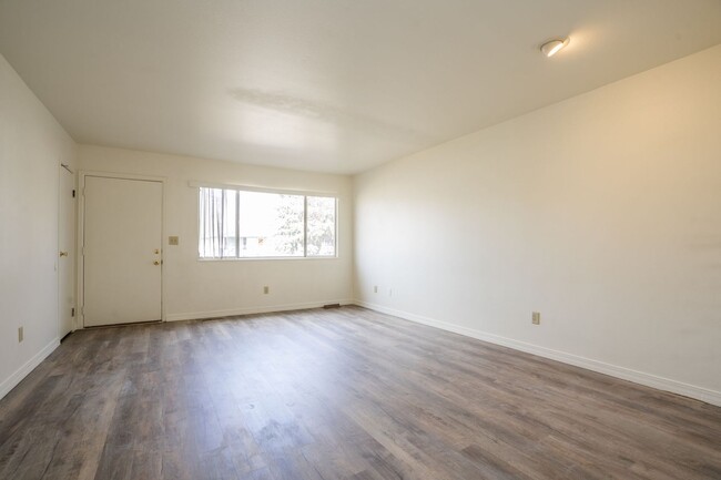 Foto del edificio - Newly Updated 3 Bed, 1 Bath Duplex in West...