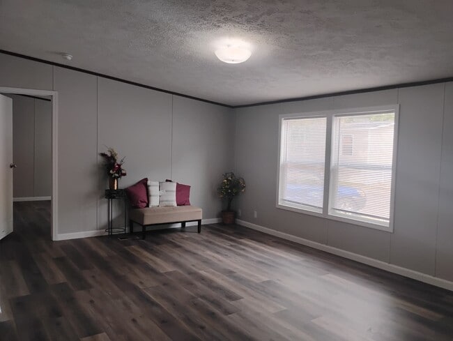 Building Photo - 166 Elm Dr