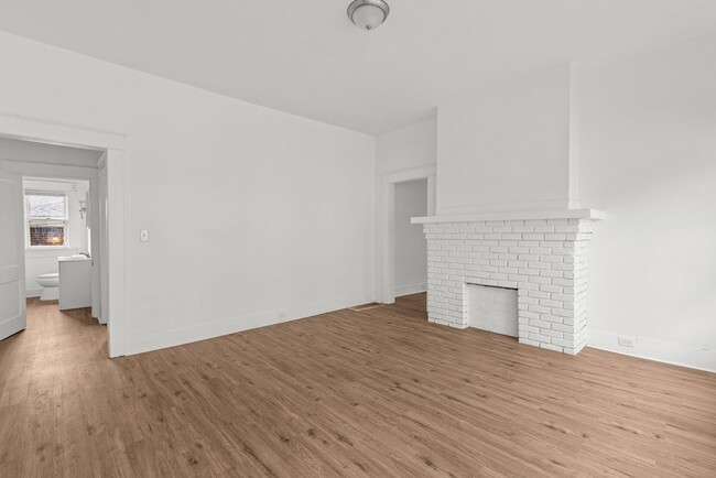 Building Photo - Beautifully Renovated 4 Bedroom 1.5 Bath H...