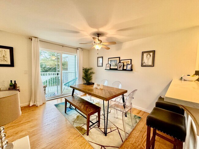 Foto del edificio - Location. location! Come home to this comp...