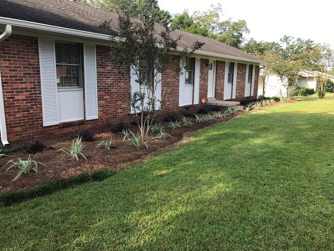 Foto del edificio - Beautiful home in quiet neighborhood
